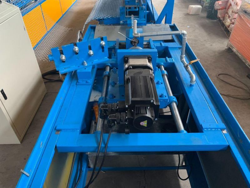 Making Diamond Wire Mesh Machine for Playground Basketball Sports Stadium