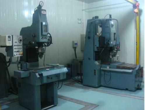 Plastic Injection Mold and Mold Is Gr Main Business, Also Die Casting Mold and Molding of Aluminium and Zinc Metal Parts in Small and Medium Series