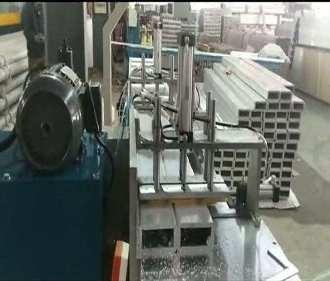 Large Capacity Automatic Hydraulic Aluminium Cutting Sawing Machine CNC Cutting Center